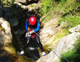  Pequeño rápel en las rocas del cañón